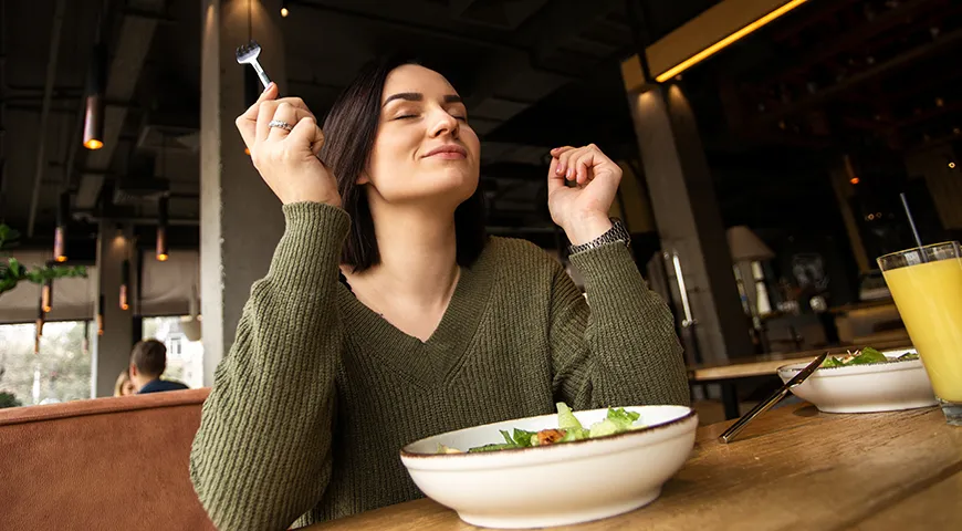 Při jídle je důležité cítit chuť jídla a plnost, proto je škodlivé jíst při čtení zpráv nebo procházení sociálních sítí, které obvykle odvádějí pozornost od samotného jídla