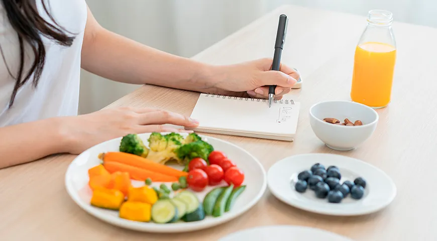 Pokud dodržujete kremelskou dietu, musíte omezit příjem sacharidů a vzdát se sladkostí a škrobových jídel.